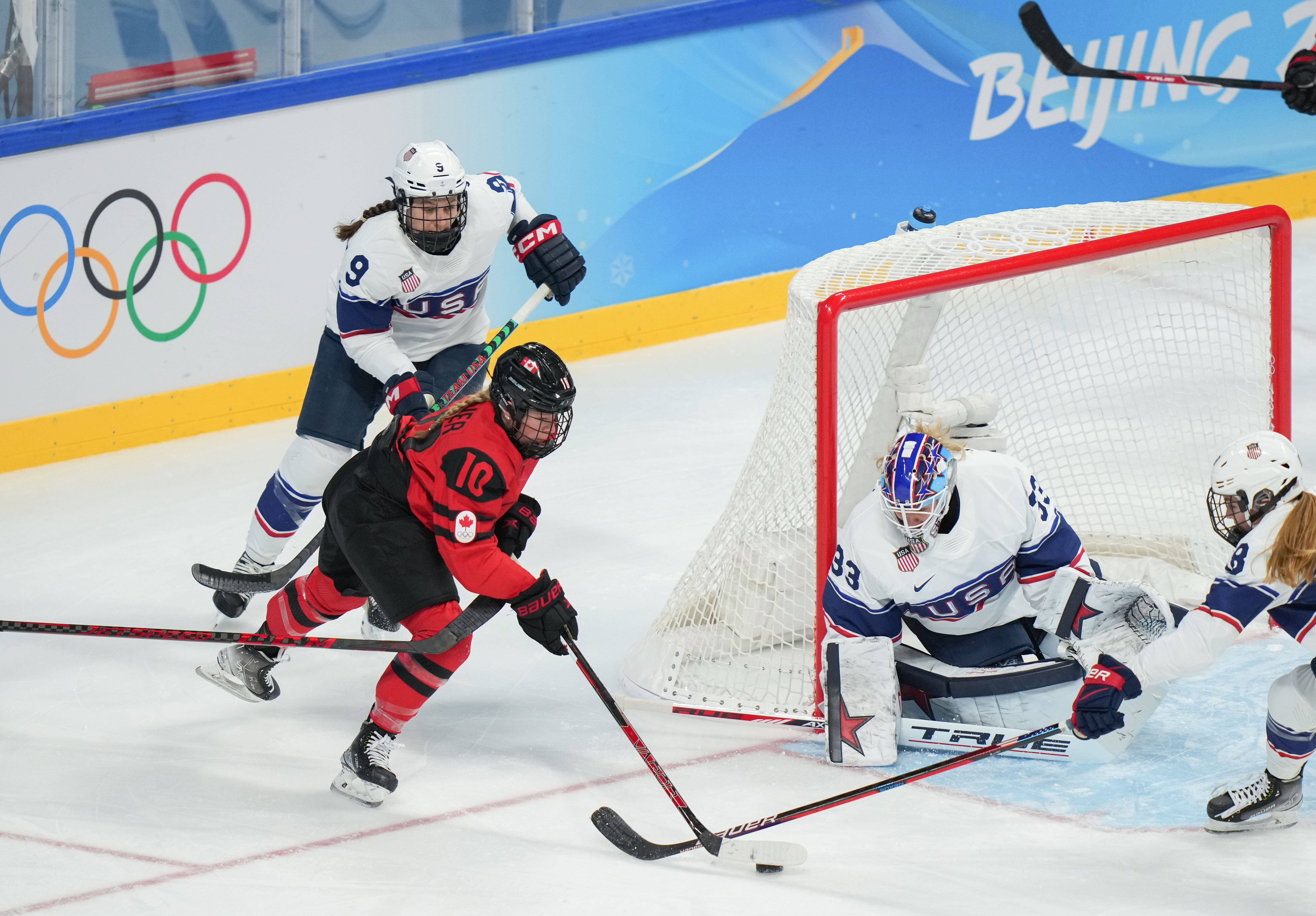 一场经典之战!冰球点燃球迷热情的简单介绍 一场经典之战!冰球点燃球迷热情的简单介绍