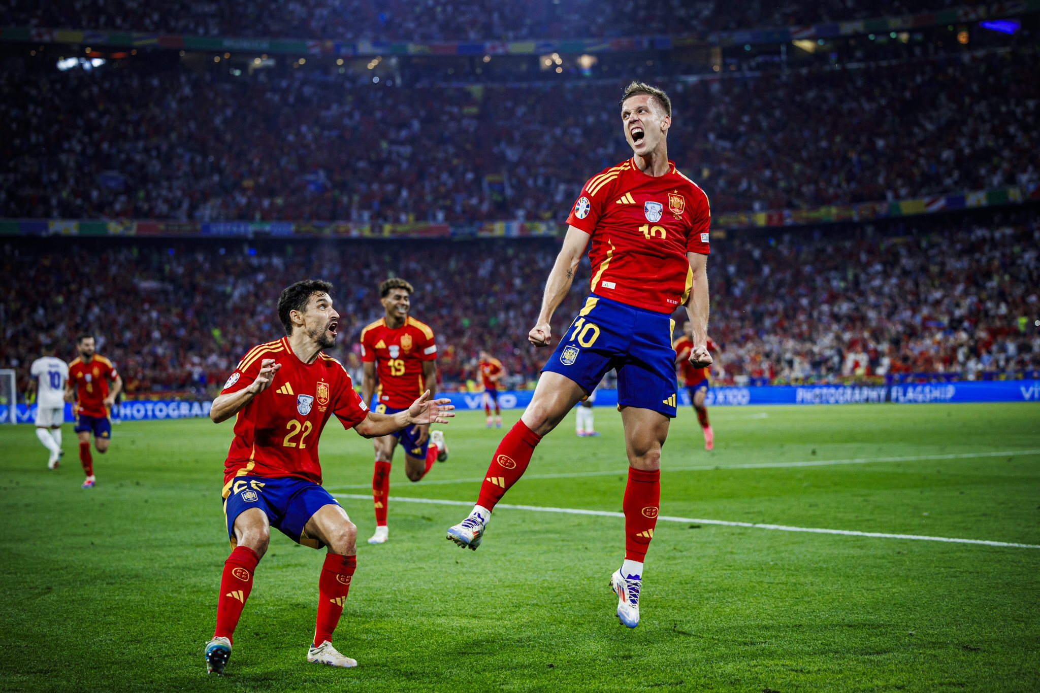 包含欧洲杯战术革新取得奇效，引发战术热潮的词条