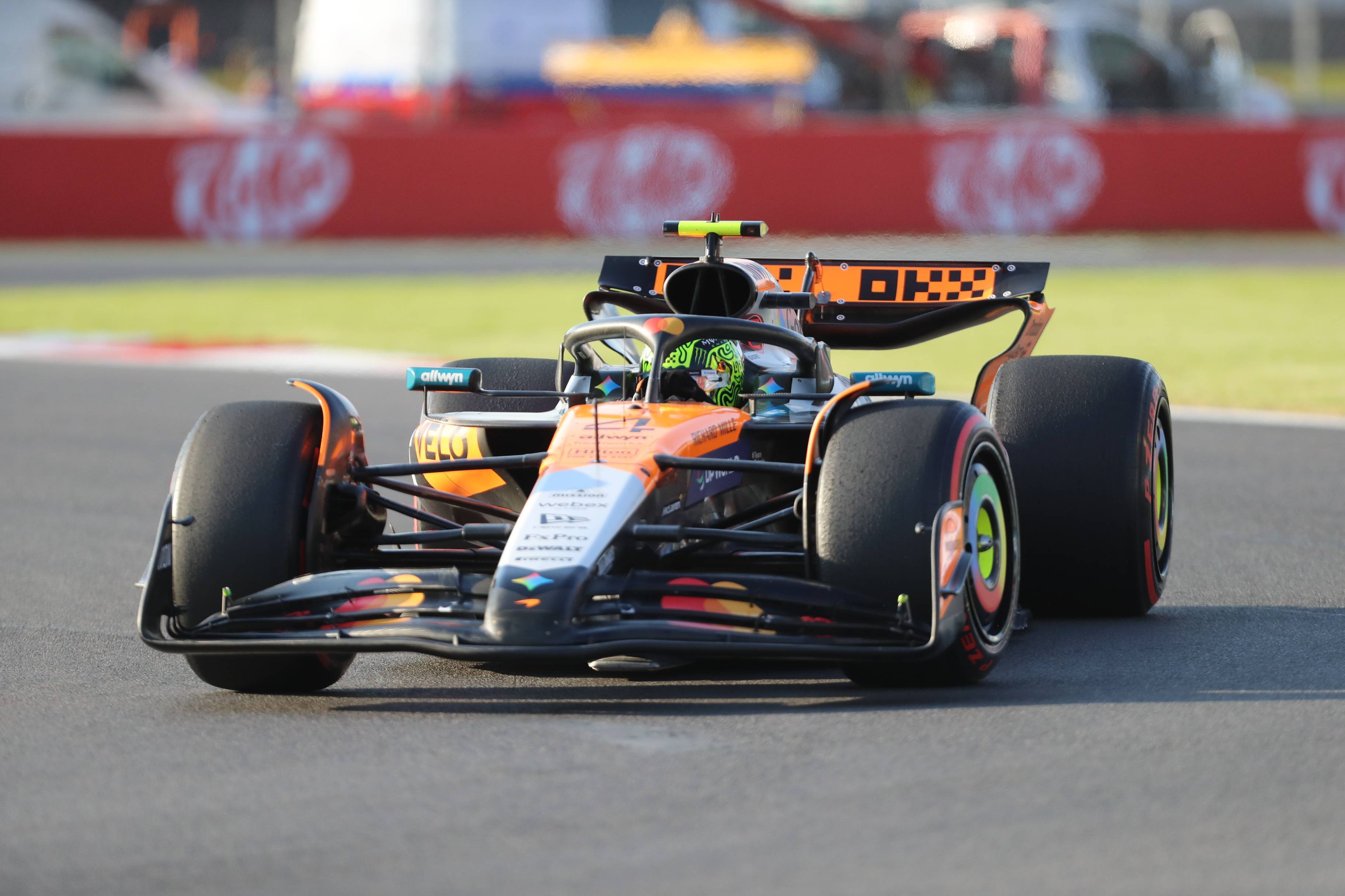 迈凯伦绝杀红牛车队,汉密尔顿带队取胜 迈凯伦绝杀红牛车队,汉密尔顿带队取胜