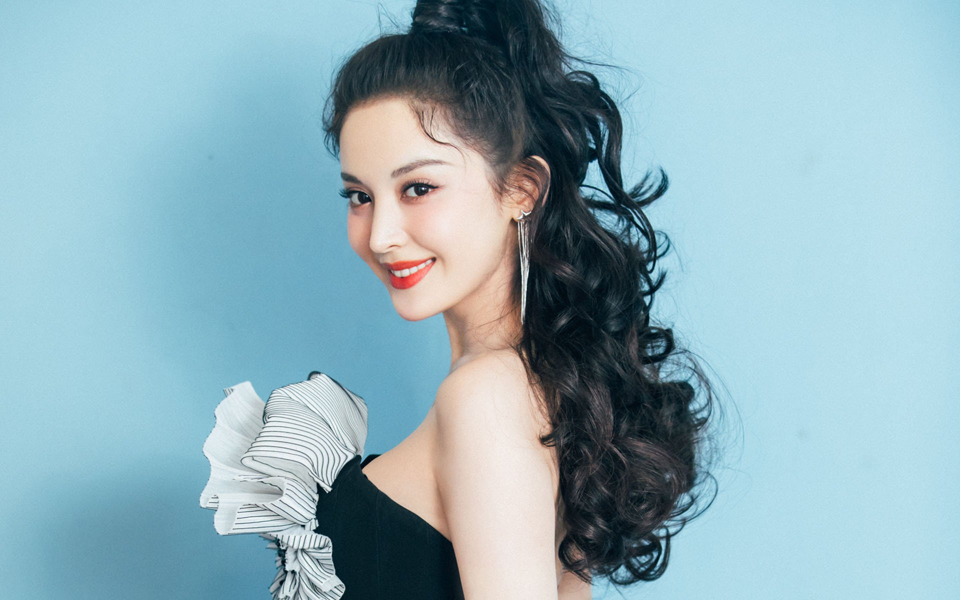 暴雨中的黄色城墙，赖斯与喀麦隆的雨林奇迹