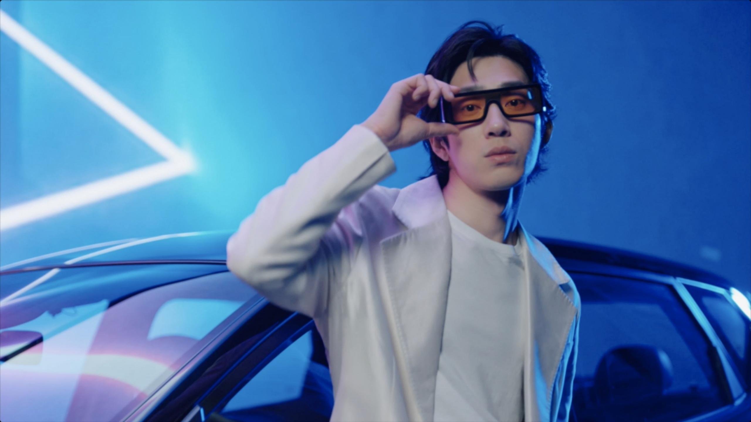 足球场上的时光裂痕，当莱万穿上红魔战袍斩落米兰